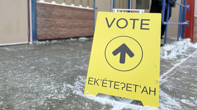 لافتة صفراء تشير إلى موقع مركز للاقتراع في يلونايف، عاصمة الأقاليم الشمالية الغربية.