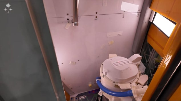 Une toilette aux allures de valve pressurisée.