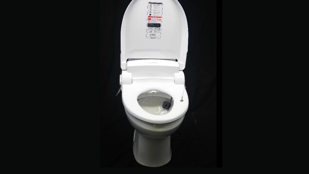La toilette intelligente de l'Université Stanford. On aperçoit une caméra dans la cuvette.