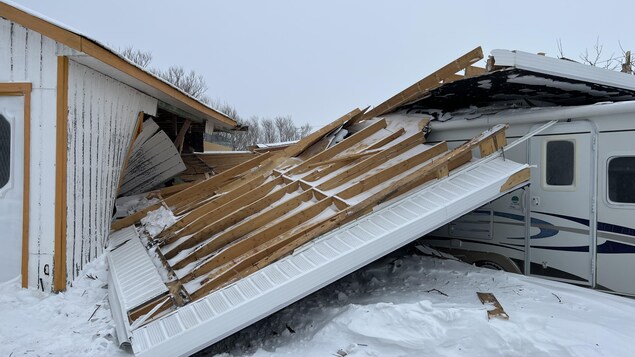 Un garage écrasé par un toit.