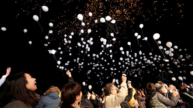 Des gens lâchent des ballons à Tokyo Des gens lâchent des ballons à Tokyo