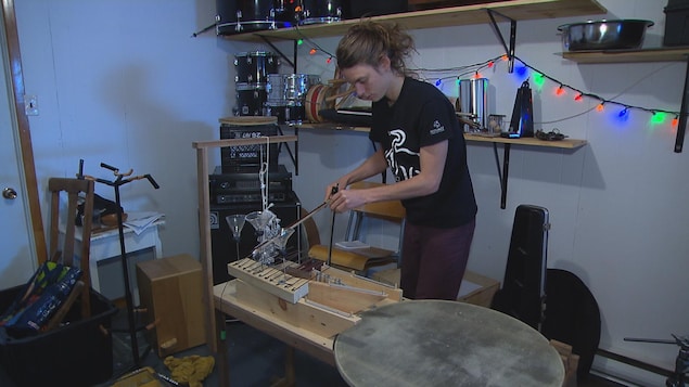 Tom Jacques fait notamment partie de la formation Bascaille en tant que percussionniste. Tom Jacques fait notamment partie de la formation Bascaille en tant que percussionniste.
