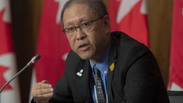 El doctor Tom Wong da una conferencia de prensa en Ottawa.