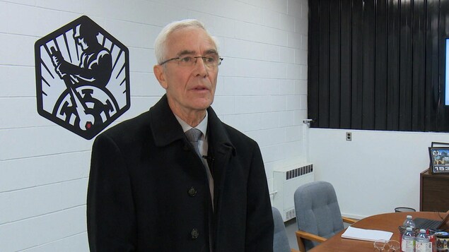 Tony Antoniazzi, le maire de Kirkland Lake, dans les bureaux d'Artisan Vehicle Systems. Tony Antoniazzi, le maire de Kirkland Lake, dans les bureaux d'Artisan Vehicle Systems.