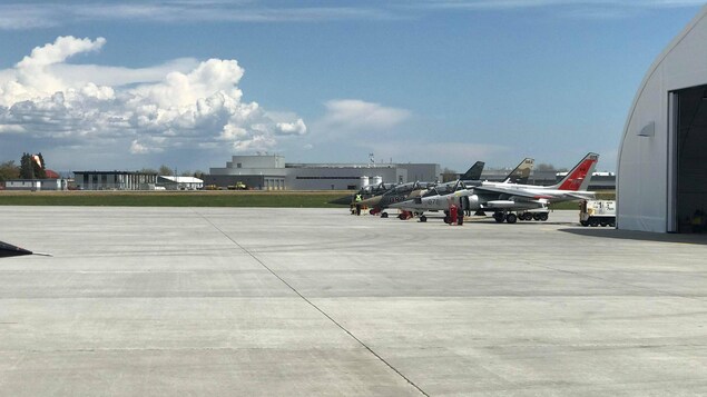 Des avions sur un tarmac