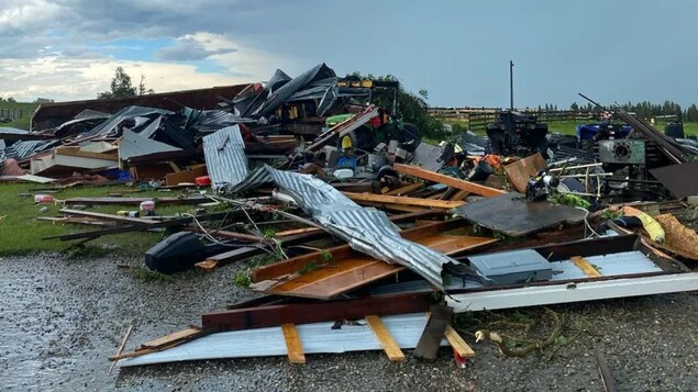 Un blessé et des maisons détruites après une tornade dans le centre de l’Alberta