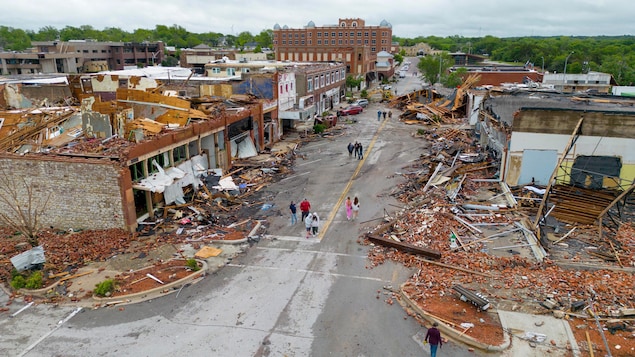 Une photo aérienne des bâtiments endommagés à Sulphur, en Oklahoma.
