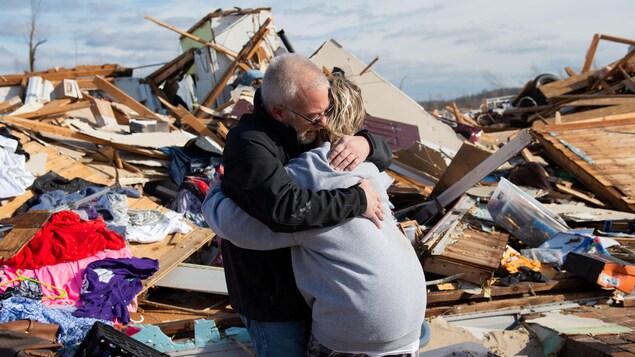 États-Unis : fouilles désespérées dans le sillage des tornades meurtrières