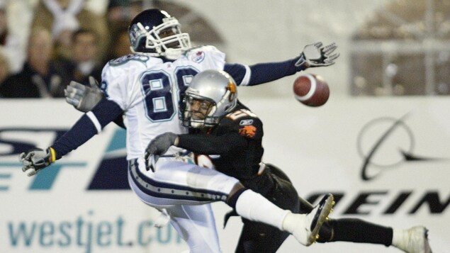 Le secondeur Carl Kidd des Lions de la Colombie-Britannique (à droite) intercepte une passe destinée au receveur des Argonauts de Toronto, Robert Baker, lors du second quart de la finale de la Coupe Grey, disputée à Ottawa, le 21 novembre 2004. Le secondeur Carl Kidd des Lions de la Colombie-Britannique (à droite) intercepte une passe destinée au receveur des Argonauts de Toronto, Robert Baker, lors du second quart de la finale de la Coupe Grey, disputée à Ottawa, le 21 novembre 2004.