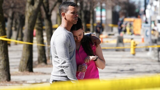 Deux personnes tentent de se réconforter après les événements qui se sont produits lundi sur la rue Yonge, à Toronto. Le chauffeur d'un véhicule aurait frappé plusieurs piétons dans la rue et sur les trottoirs. Deux personnes tentent de se réconforter après les événements qui se sont produits lundi sur la rue Yonge, à Toronto. Le chauffeur d'un véhicule aurait frappé plusieurs piétons dans la rue et sur les trottoirs.