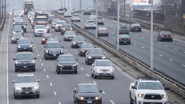 Des véhicules sur l'autoroute Gardiner à Toronto.