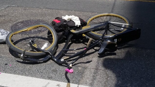 Photo d'un vélo à la roue avant déformée