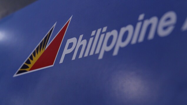Logo ng Philippine airlines habang mababasa ang text na "Philippine."