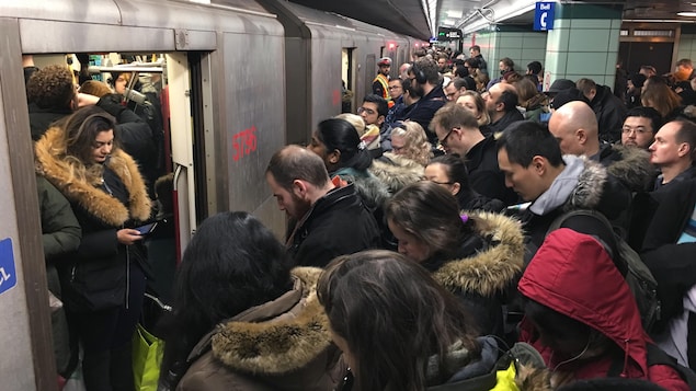 Les transports en commun pourront se passer de masque, mais pas les foyers