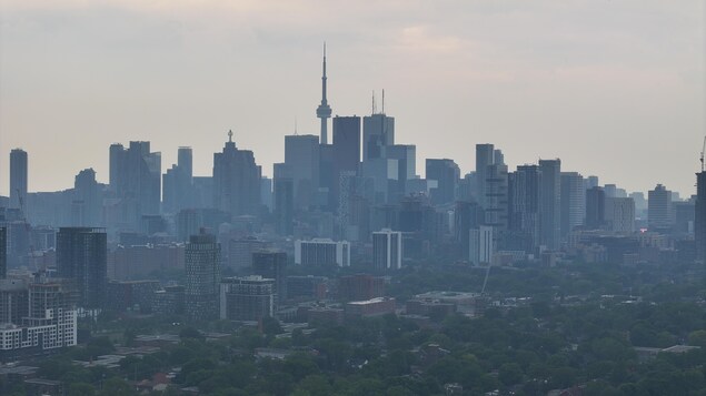 Un nuage de fumée flotte dans les airs au-dessus de Toronto.