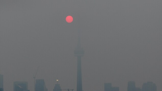La tour CN au lever du soleil, le 7 juin 2023.