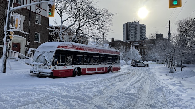 Tempête de neige dans le sud de l’Ontario, jusqu’à 30 cm et des difficultés de circulation