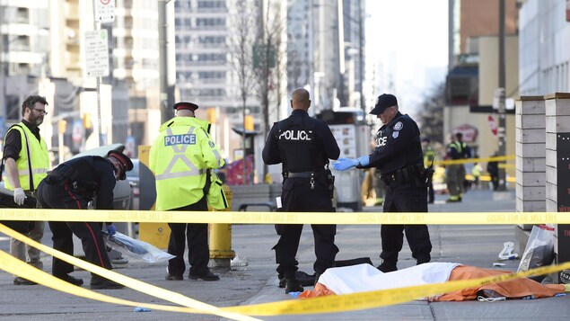 La police près d'un corps couvert à Toronto où une fourgonnette a happé plusieurs piétons.