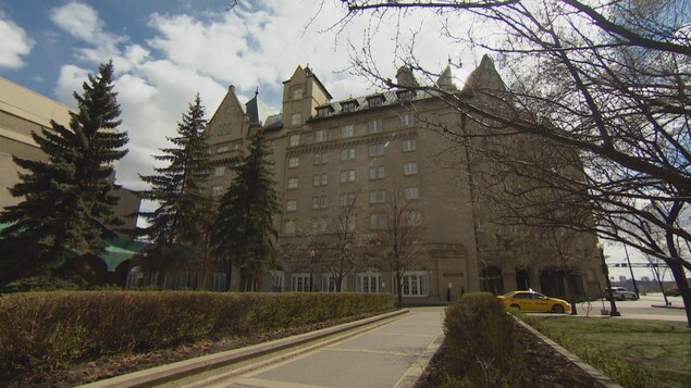 En avant-plan, le parc. En arrière-plan, la façade de l'hotêl MacDonald.