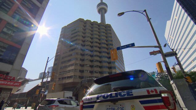 Photo d'un véhicule de police; la Tour CN est en arrière-plan. Photo d'un véhicule de police; la Tour CN est en arrière-plan.