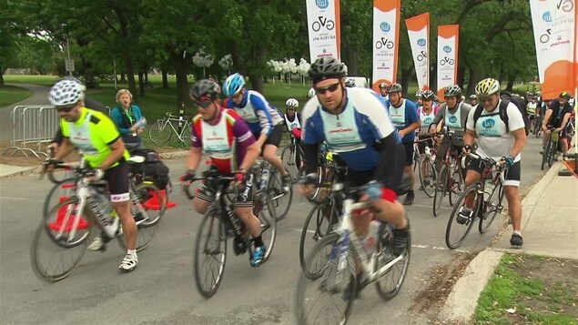 Des cyclistes circulent dans la rue. Des cyclistes circulent dans la rue.