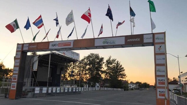 L'arche de la ligne d'arrivée de la 49e édition du Tour de l'Abitibi, à Amos L'arche de la ligne d'arrivée de la 49e édition du Tour de l'Abitibi, à Amos