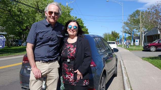 Louis Couillard et Nathalie de Gaspé sont co-propriétaires d'une voiture électrique depuis l'automne dernier. Ils font quotidiennement 90 Km pour l'aller-retour maison - travail.