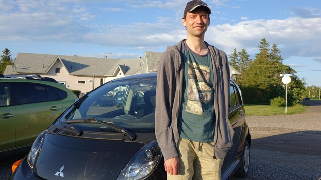 Hugo Beaulieu de Carleton-sur-Mer a acheté sa voiture électrique en 2012, ce qui en fait probablement le premier propriétaire d'un véhicule tout électrique en Gaspésie, selon l'Association des véhicules électriques du Québec