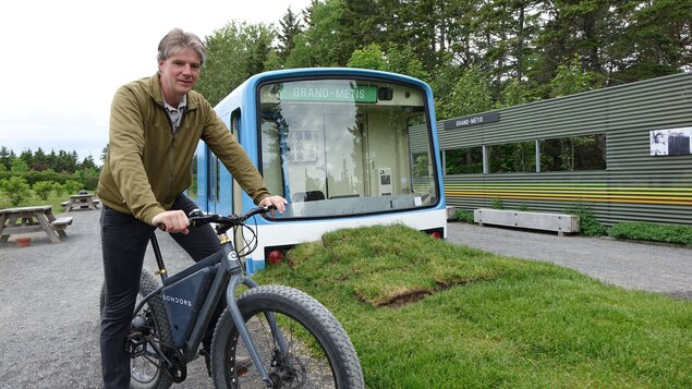 Alexander Reford, le directeur des Jardins de Métis sur son vélo électrique. Il a fait installer une borne de recharge pour le grand public et une autre pour les employés de l'entreprise