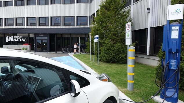 Le Cégep de Matane est la seule institution collégiale du Bas-Saint-Laurent et de la Gaspésie-Les-Îles à posséder des bornes de recharge pour voiture électrique