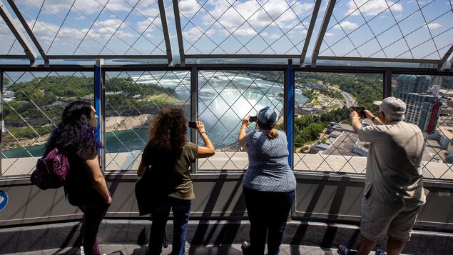 Des gens prennent des photosdes chutes Niagara.