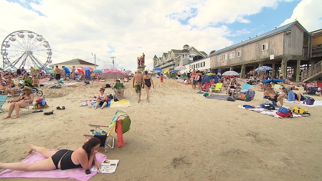 Des touristes sur une plage.