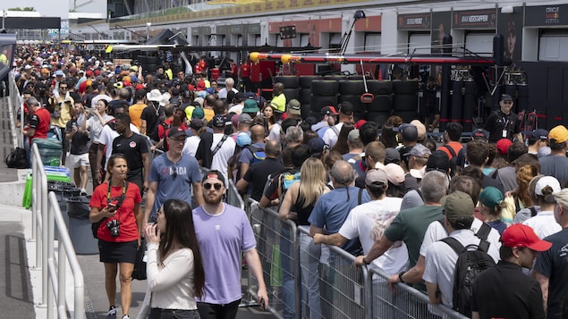 Des gens font la file au Grand Prix du Canada.