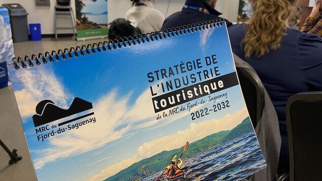 La page couverture du document résumant la stratégie de l'industrie touristique de la MRC du Fjord-du-Saguenay.