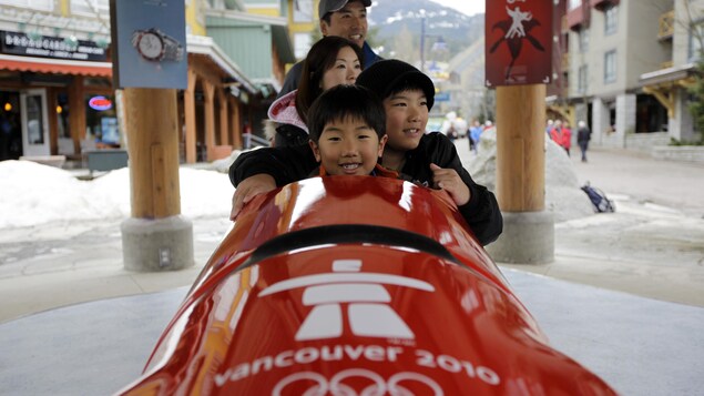 Des touristes dans un engin de bobsleigh. Des touristes dans un engin de bobsleigh.