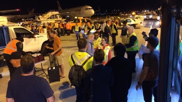 Des touristes canadiens de retour au pays sur le tarmac de l’aéroport Pearson Des touristes canadiens de retour au pays sur le tarmac de l’aéroport Pearson