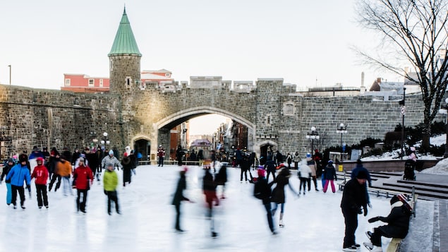 Des patineurs sur la glace de la place D'Youville