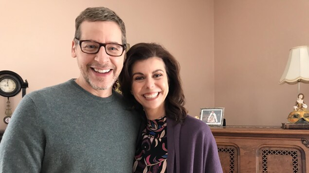 Gabriel Sabourin et Myriam Leblanc se tiennent par la taille et sourient à la caméra. Gabriel Sabourin et Myriam Leblanc se tiennent par la taille et sourient à la caméra.