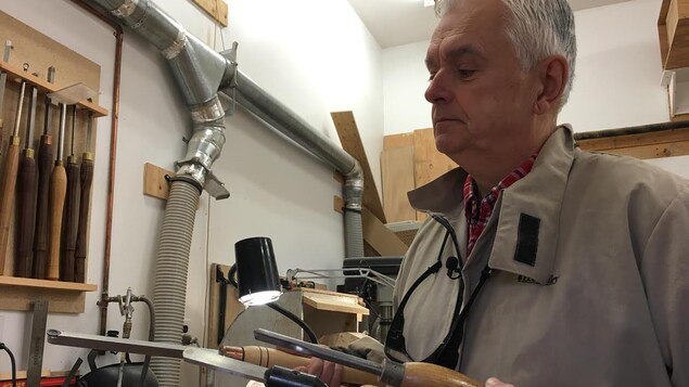 Denis H. Gauthier est debout dans son atelier Denis H. Gauthier est debout dans son atelier