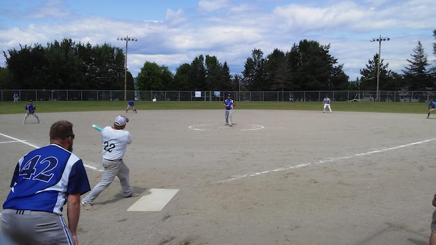 Un tournoi de balle lente à La Baie pour soutenir l’achat d’équipement sportif