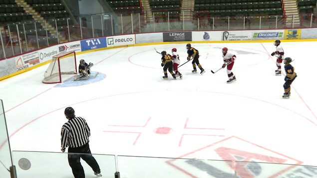 Près de 1000 jeunes hockeyeurs s’affrontent dans un tournoi à Rivière-du-Loup
