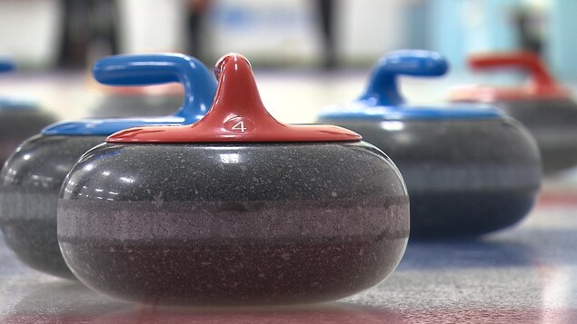 Des pierres de curlings sur la glace. Des pierres de curlings sur la glace.