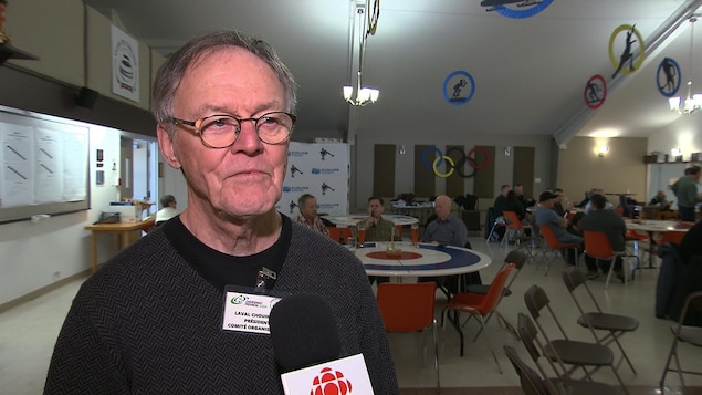 Le président du tournoi, Laval Chouinard, accorde une entrevue à Radio-Canada. Le président du tournoi, Laval Chouinard, accorde une entrevue à Radio-Canada.
