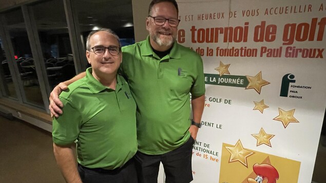 Alex Cirella, président du Tournoi de golf de la Fondation Paul-Giroux et Dany Boisvert, président d'honneur posent côte à côte au Club Belvédère de Val-d'Or.