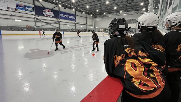 Des centaines de jeunes autochtones réunis à Gatineau pour un tournoi de hockey