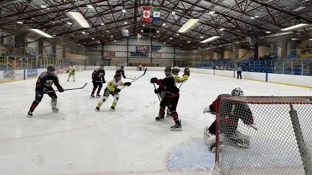Le Tournoi de hockey autochtone du Yukon accueille désormais des professionnels