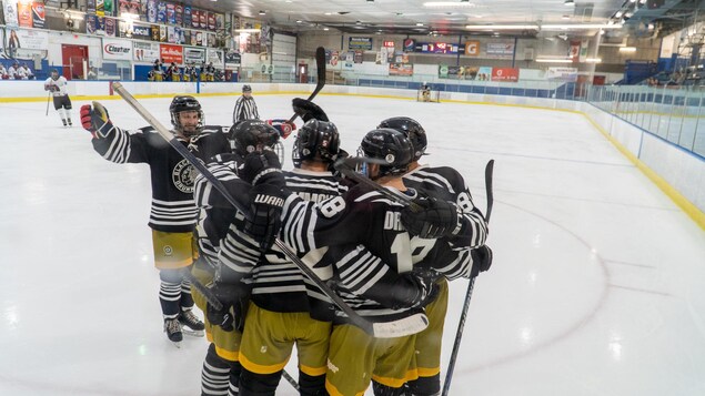 Un tournoi de hockey des policiers sous le signe de la fraternité à Trois-Rivières