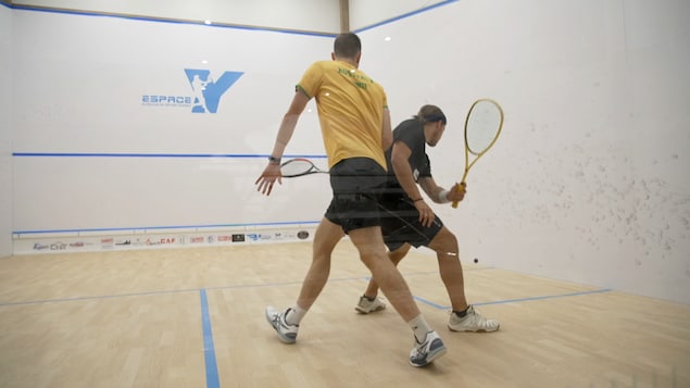 Deux joueurs de squash en action.