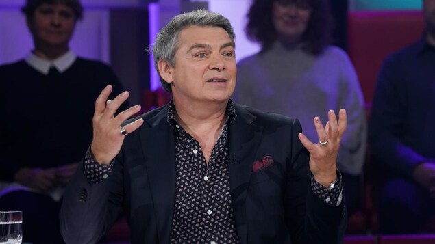 L'homme est assis dans le studio de Tout le monde en parle.
