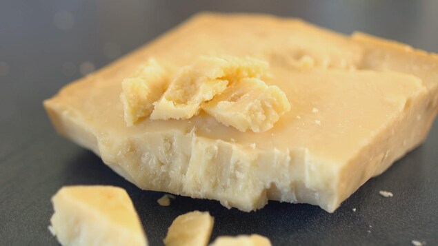 Un morceau de fromage parmesan.